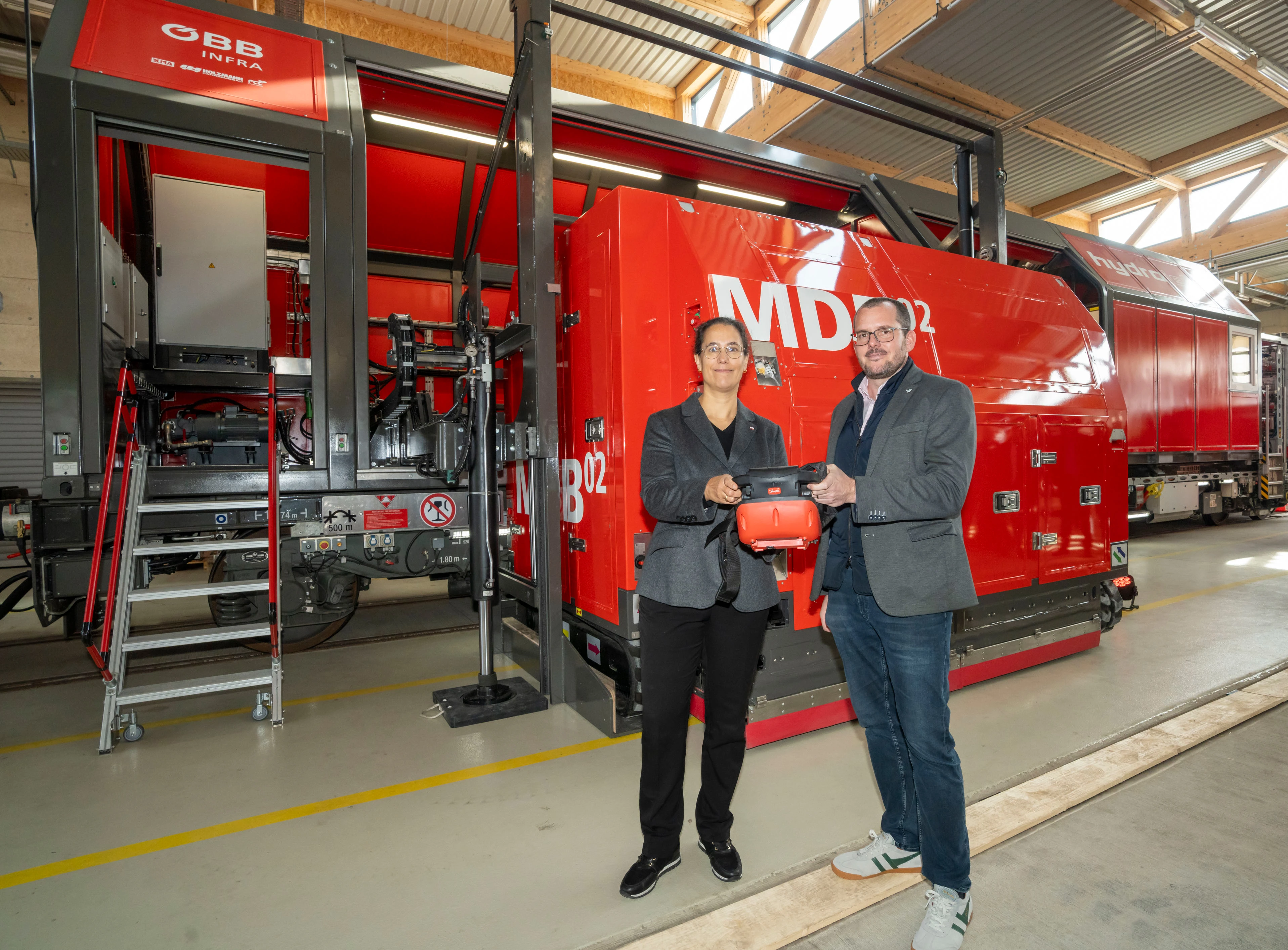 ÖBB Infrastruktur Vorständin, Judith Engel, und FCC Austria Country Manager Österreich, Florian Scheibe vor dem Hydrojet