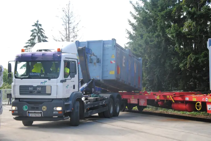 Umladung von LKW- auf Bahntransport