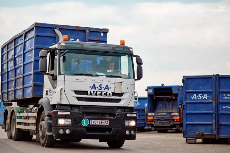 Verschiedene LKWs zum Transport aller Abfallarten