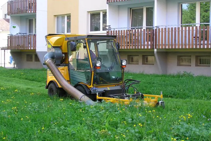 Údržba veřejné zeleně (sečení trávy) 