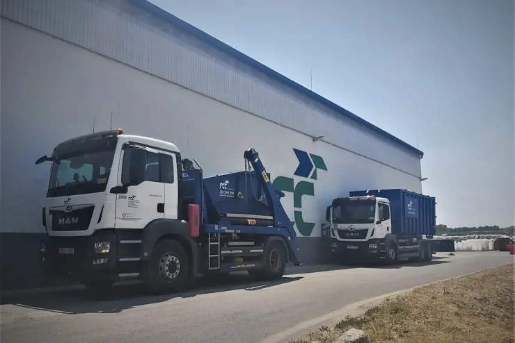Láncos és kampós konténerszállító járművek