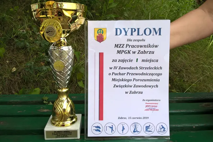 Puchar i dyplom za I miejsce w Zawodach Strzeleckich dla drużyny MPGK w Zabrzu