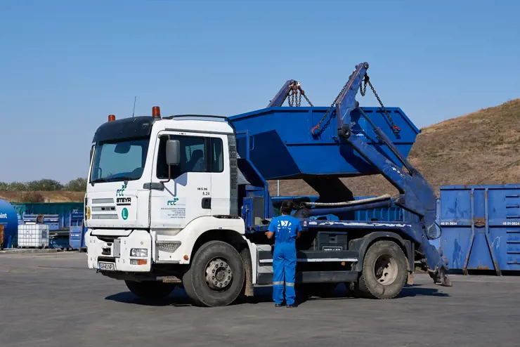 Camion MAN cu cârlig pentru containere mici