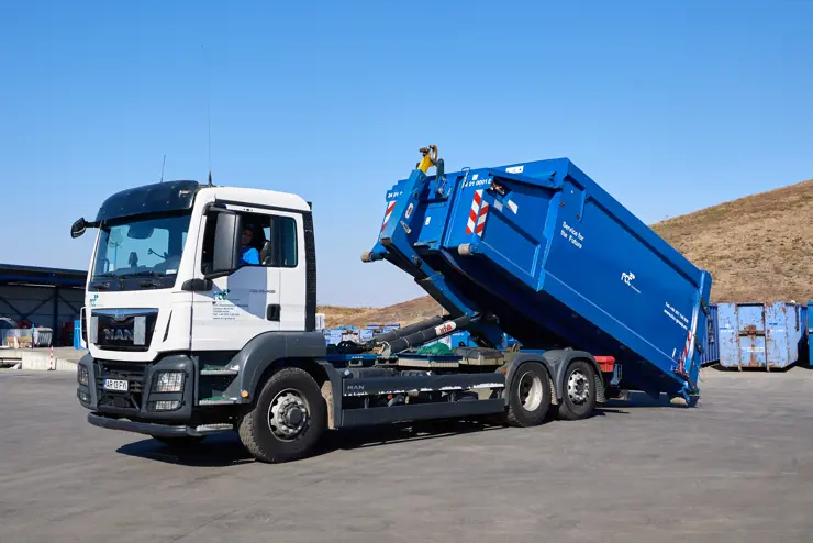 Camion MAN cu cârlig și Container mobil cu presă