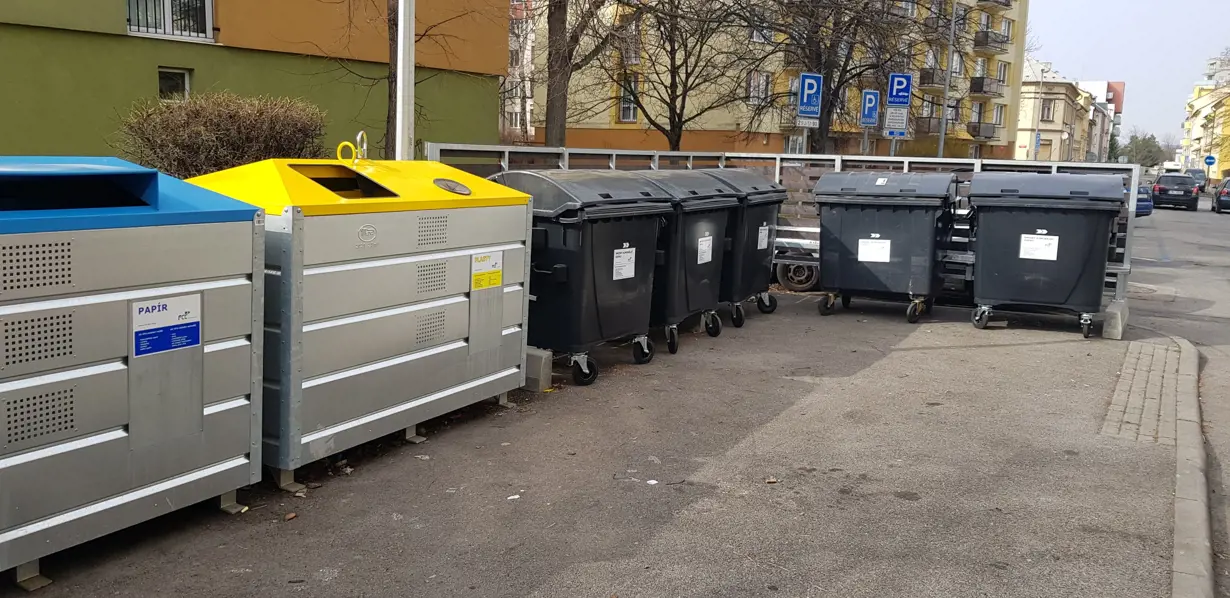 Z plastového odpadu vyrábějí v Českých Budějovicích stanoviště pro kontejnery