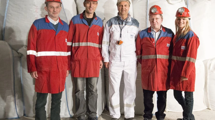 Representatives of MA 48 convince themselves underground