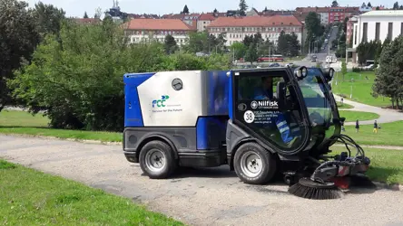 FCC Environment CEE: grooming of pavements and driveways, Brno