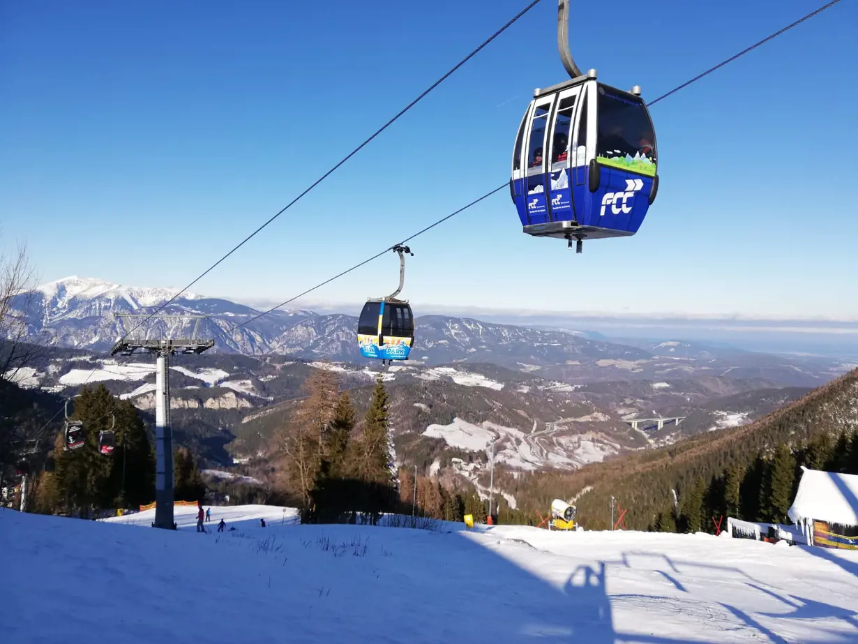 Enjoy a ride in the FCC gondola while skiing on Semmering!
