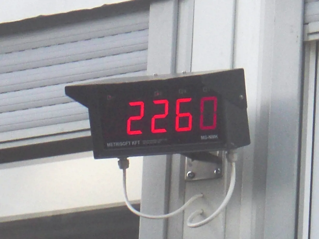 Külső mérlegkijelző a gyáli hídmérlegen