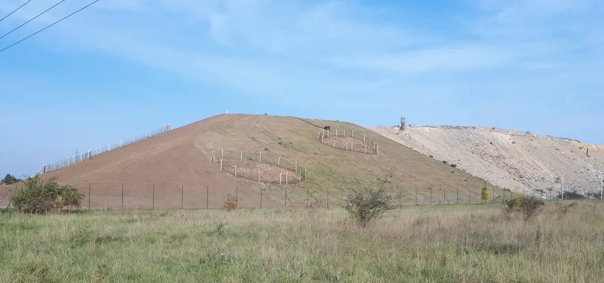 Z více než dvou hektarů skládky v Žabčicích se stal „park“