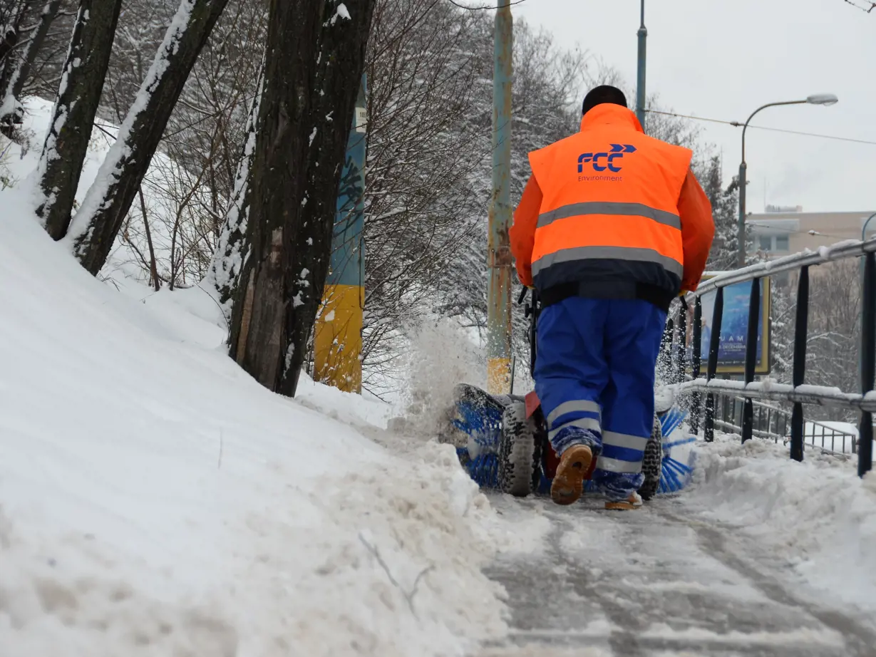 Spoločnosť FCC Bratislava začala pri ručnom odstraňovaní snehu využívať profesionálne zametacie stroje.