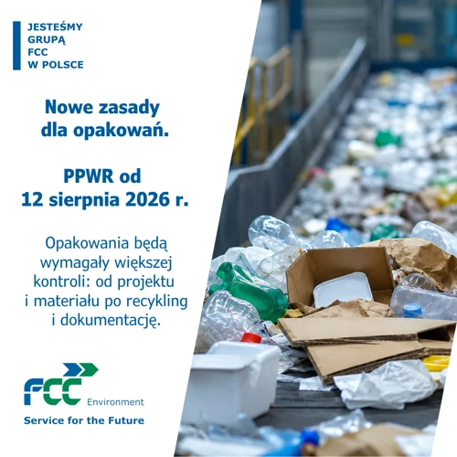 Grafika promująca artykuł o PPWR. Po lewej stronie znajduje się tekst: „Nowe zasady dla opakowań. PPWR od 12 sierpnia 2026 r.” oraz logo FCC Environment. Po prawej stronie widoczne są odpady opakowaniowe na linii sortowniczej, między innymi plastikowe butelki, kartony i opakowania z tworzyw sztucznych.